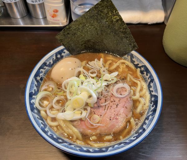 「ラーメン（小）＋燻製味玉子」@兎に角 松戸店の写真