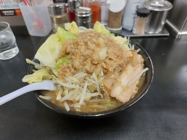 「ぎ郞   平打ちカタメ  ヤサイ  ニンニク  アブラ   カラ」@らーめん ぎょうてん屋 町田店の写真