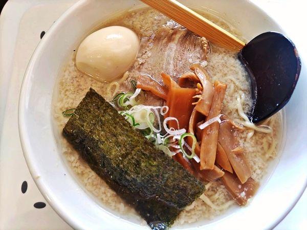 「豚骨醤油らあめん（大盛）＋味玉」@麺屋 悠信の写真
