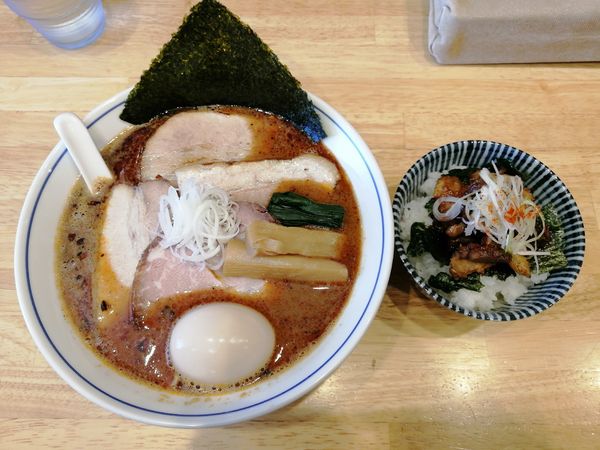 「特製濃厚中華そば（辛味、大盛）＋焼豚ご飯ハーフ」@麺や たけ田の写真
