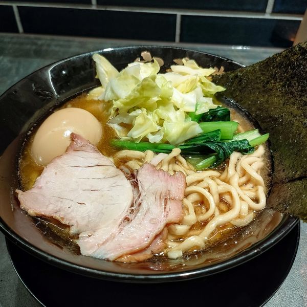 「半熟味玉入りラーメン､茹でキャベツ」@宮元製麺の写真