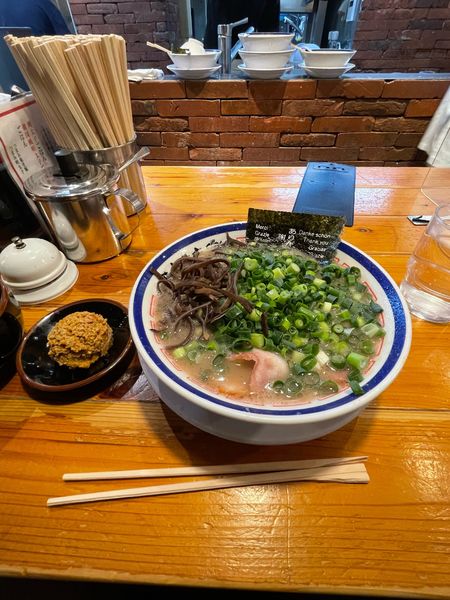 「ネギチャーシュー麺+赤鬼 替え玉3」@博多長浜らーめん 田中商店の写真