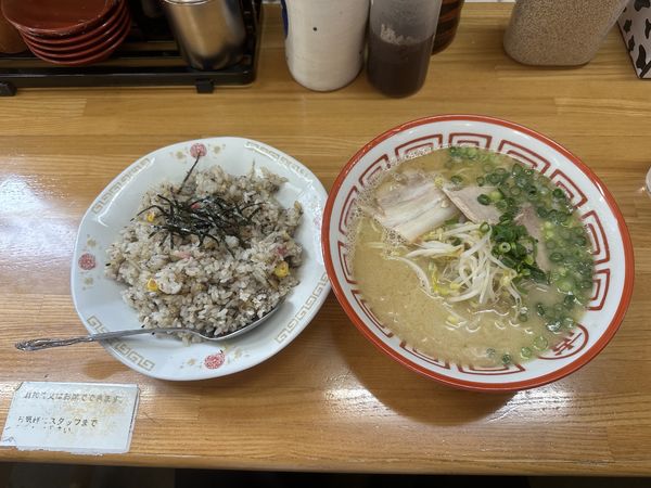 「ラーメンAセット（並ラーメン+ミニやきめし）麺普通960円」@直ちゃんラーメンの写真