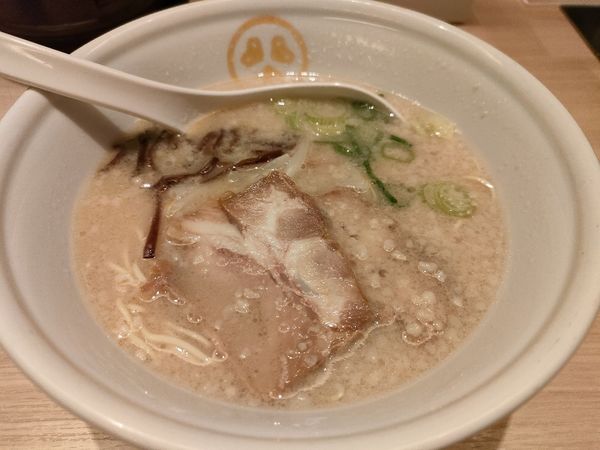 「白丸　硬め　750円」@TOKYO 豚骨 BASE MADE by 博多一風堂 ecute品川サウス店の写真