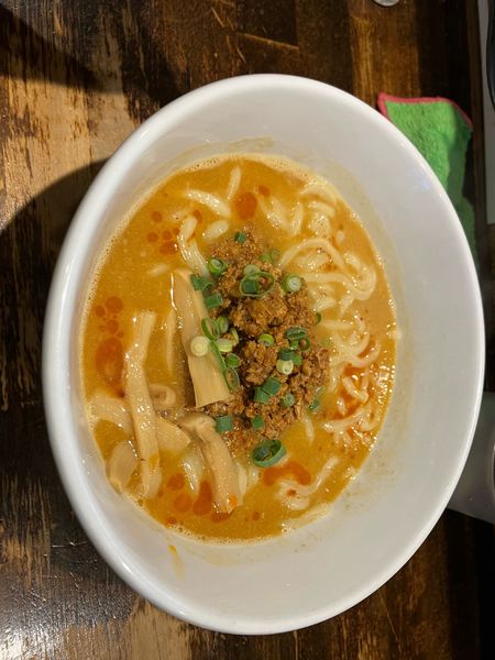 「すんごい坦々麺2022 850円＋ライス100円」@麺屋ことぶきの写真