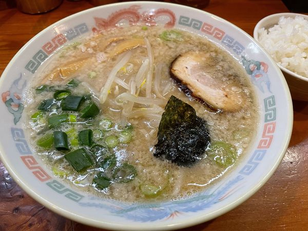 「ラーメン　半ライス」@中華そば専門店 木八 三島店の写真