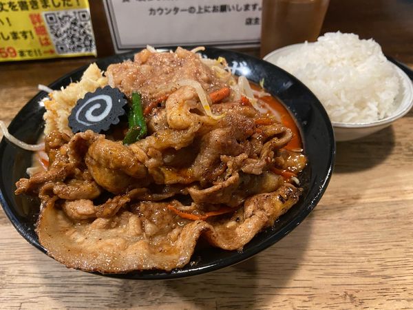 「旨辛味噌らーめん中 900円 ライス100円」@旨辛味噌らーめん ぼんずの写真