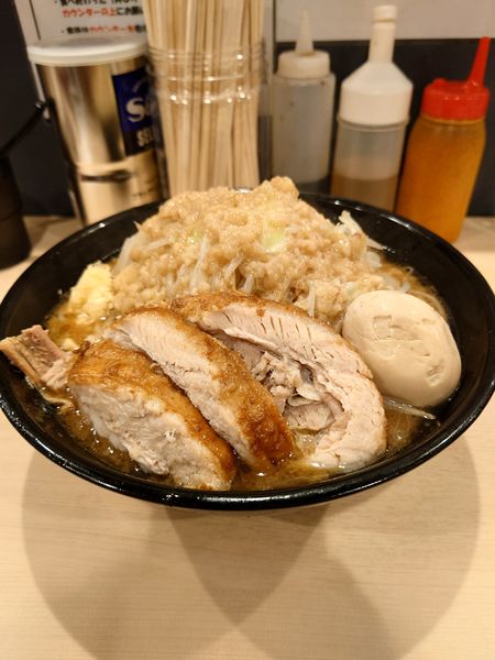「大ラーメン豚W味玉  ニンニク  アブラマシマシ」@鷹の目 蒲田店の写真
