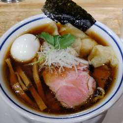 『白岩蔵人』〈手打ち麺が活きる魚介鶏豚出汁の一杯〉