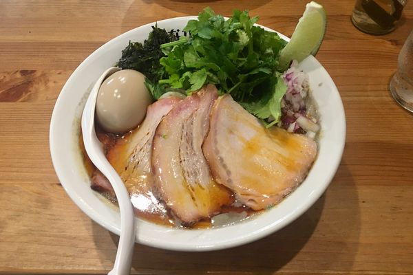 「味玉ぴりりとしたタナニボ ＋大盛＋パクチー(1,350円)」@たなか青空笑店の写真