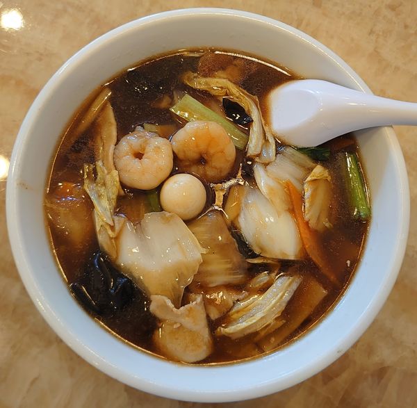 「五目湯麺(麺少なめ、913円)」@新晨美食坊の写真