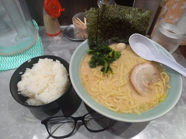 「豚骨ラーメン(醤油)魂心家の日500円」@横浜家系ラーメン 魂心家 自由が丘店の写真