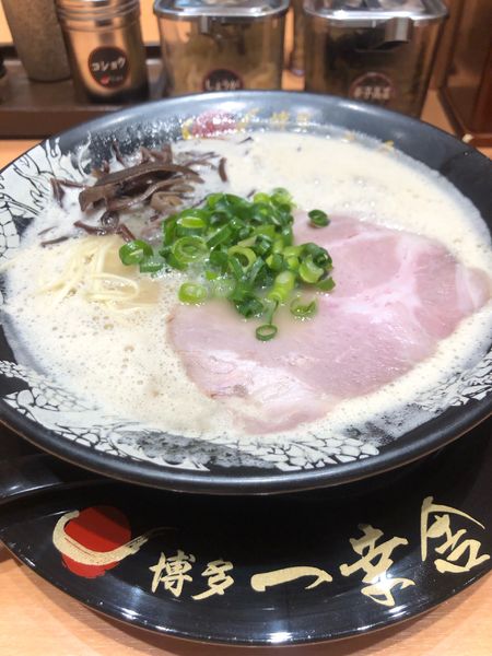 「豚骨ラーメン800円+替玉150円」@博多一幸舎 福岡空港国内ターミナル店の写真