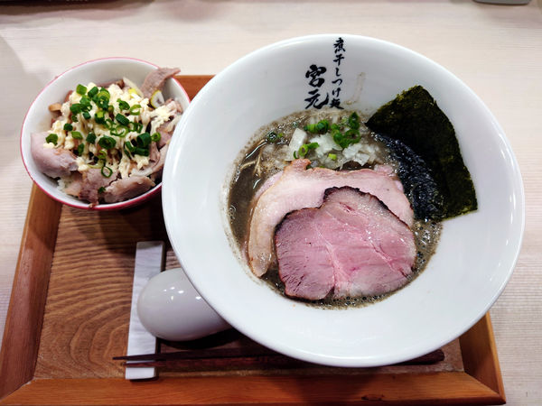 「淡麗煮干しそば(醤油)+吊るし焼きチャーシュー丼」@煮干しつけ麺 宮元の写真