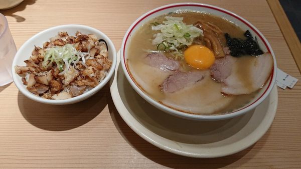 「特製濃厚とろり中華そば チャーシューご飯」@東京煮干し らーめん 玉 東京駅店の写真