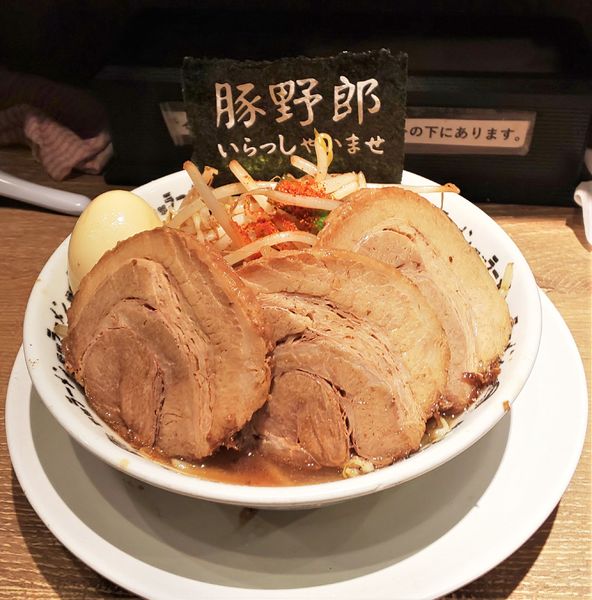 「豚野郎+味玉」@野郎ラーメン 秋葉原店の写真