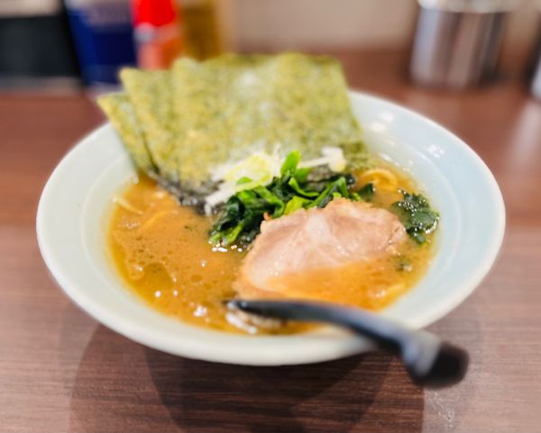 「らーめん小（固め・濃い目￥800）」@横浜家系らーめん 侍 上野店の写真