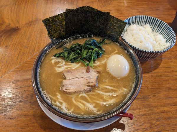「味玉濃厚鶏豚骨ラーメン 950円」@ラーメン・つけ麺 おきるの写真