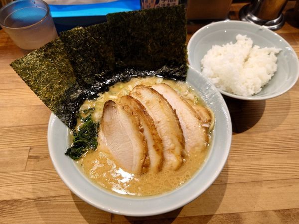 「チャーシュー麺 少ライス」@鶴一家の写真