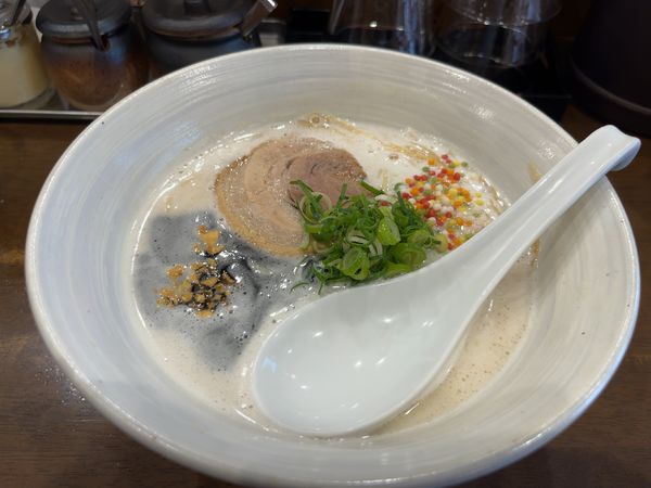 「とんこつ（黒）」@自家製多加水極太麺 ISAMIの写真