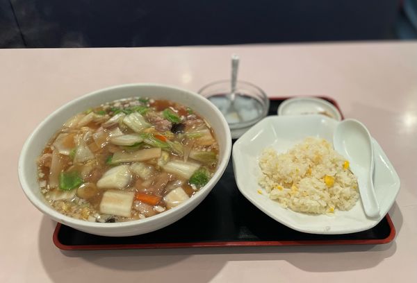 「日替わり麺¥700（五目ラーメン、半チャーハン）」@鴻運 新店の写真