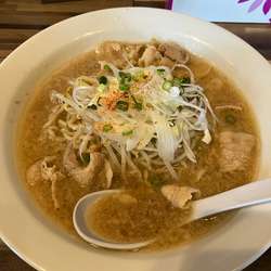 もばらーめん750円初段盛りニンニクなしねぎトッピング　（杏仁豆