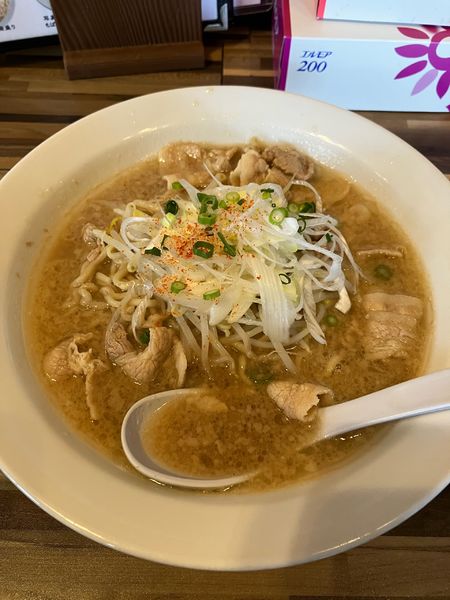 「もばらーめん750円初段盛りニンニクなしねぎトッピング　（杏仁豆」@らぁ麺三軒屋 茂原店の写真