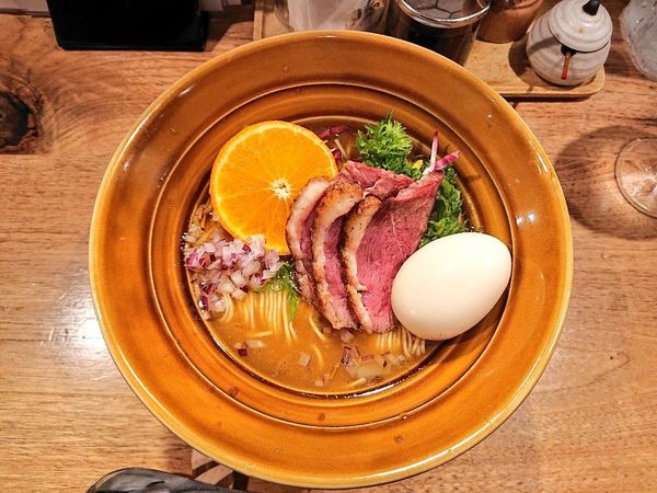 「マグレ・ド・カナールらーめん グリーンペッパーの香り ＋味玉」@海老丸らーめんの写真