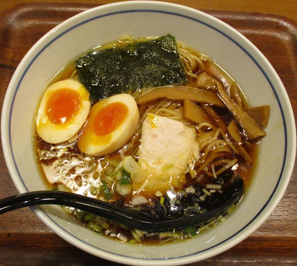 「純鶏らーめん（醤油）690円＋味玉150円」@らーめん直久 新宿西口店の写真