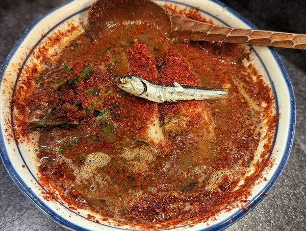 「限定赤いかけラーメン」@烈志笑魚油 麺香房 三くの写真