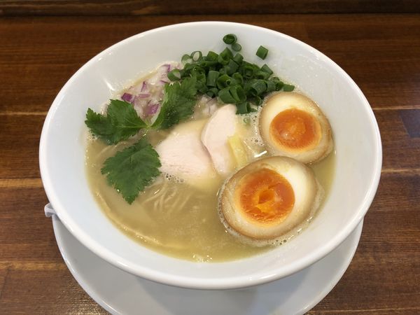 「しろらぁ麺(並)830円+クーポン味玉」@らぁ麺しろの写真