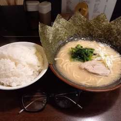 豚骨醤油ラーメン9周年記念祭500円。大ライス400g100円
