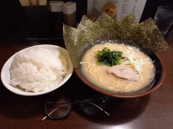 「豚骨醤油ラーメン9周年記念祭500円。大ライス400g100円」@横濱家系 豚骨醤油ラーメン 蒲田 いっ家の写真