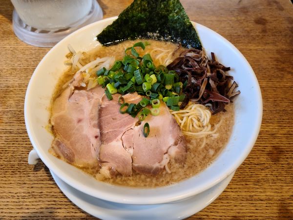 「正油とんこつ」@中華そば専門 めんやいただきの写真