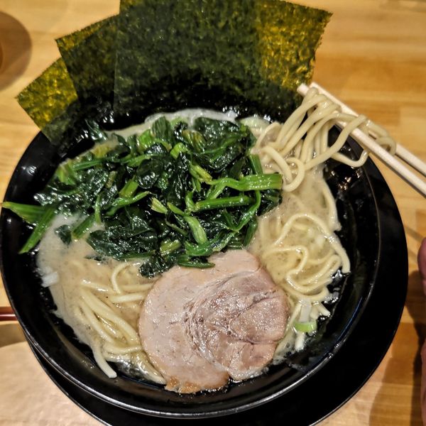 「塩ラーメン(790円)＋ほうれん草」@横浜家系ラーメン 飛龍家の写真