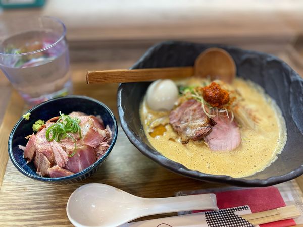 「辛味噌濃厚えびそば＋味玉＋ミニローストポーク丼」@えびそば 緋彩の写真