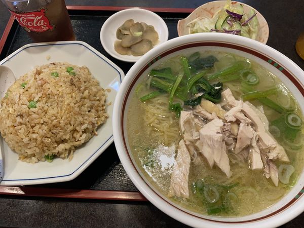 「鶏肉ラーメン・半チャーハン（サラダ・ザーサイ）」@中国料理 龍華の写真
