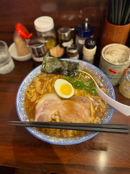 「醤油ラーメン大盛味濃いめ脂多め」@醤油らーめん かまやつの写真