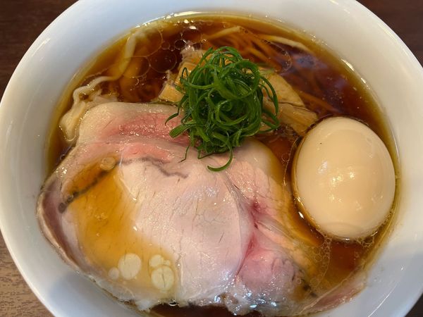 「醤油らーめん＋味玉＋ワンタン」@とものもとの写真