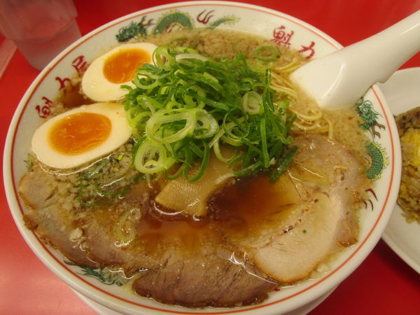 「味玉醤油ラーメン 880円」@ラーメン 魁力屋 竹ノ塚店の写真