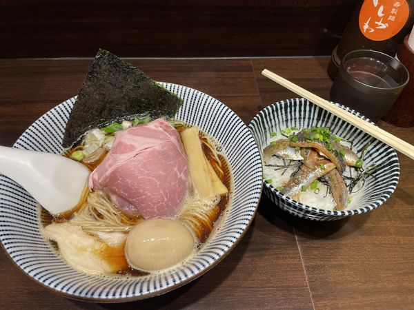 「特製黒醤油煮干そば＋イワシ丼」@寿製麺 よしかわ 西台駅前店の写真