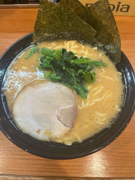 「豚骨醤油ラーメン(750円)+大盛(110円)」@横浜家系ラーメン あかね家 深谷店の写真
