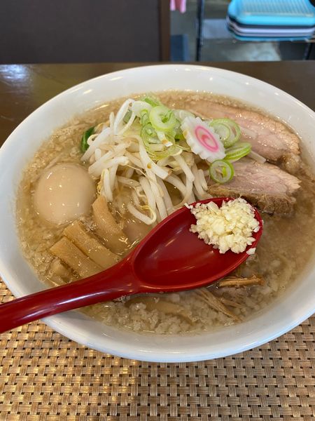 「特製中華そば（小）1050円➕麺固め➕背脂多め」@館山ラスカルの写真