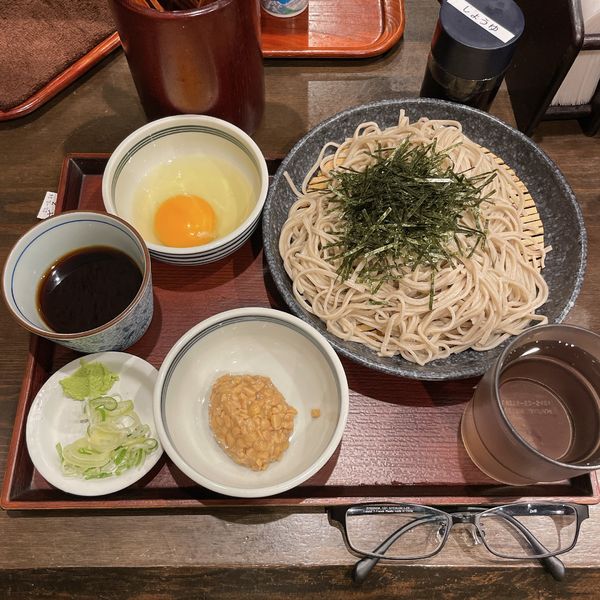 「ざるそば 刻み海苔付き 生卵 納豆」@蕎麦 冷麦 嵯峨谷 神田小川町店の写真