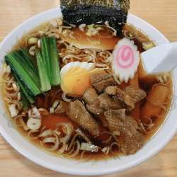 下館ラーメン（750円）、鶏皮（200円）