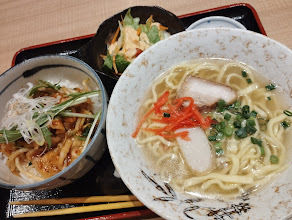 「日替わり 豚キムチ丼＋沖縄そば(780)」@がちま家 川崎店の写真