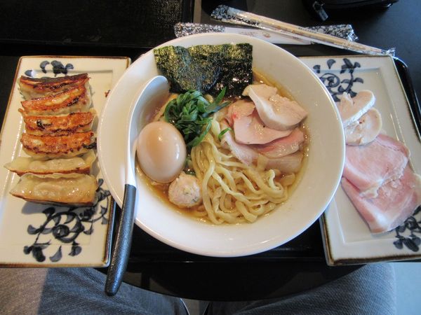 「特級黒さつま鶏醤油手もみ麺（１２３０円）＋チャー＋餃子」@特級鶏蕎麦 龍介 PLAY atre TSUCHIURA店の写真
