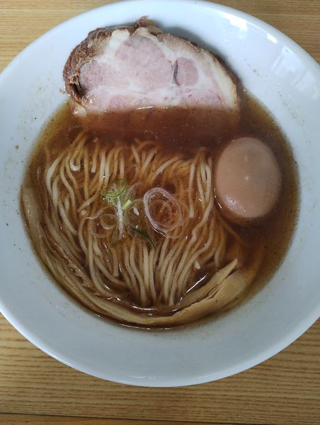 「魚介香る醤油ラーメン」@拉麺 しのざきの写真