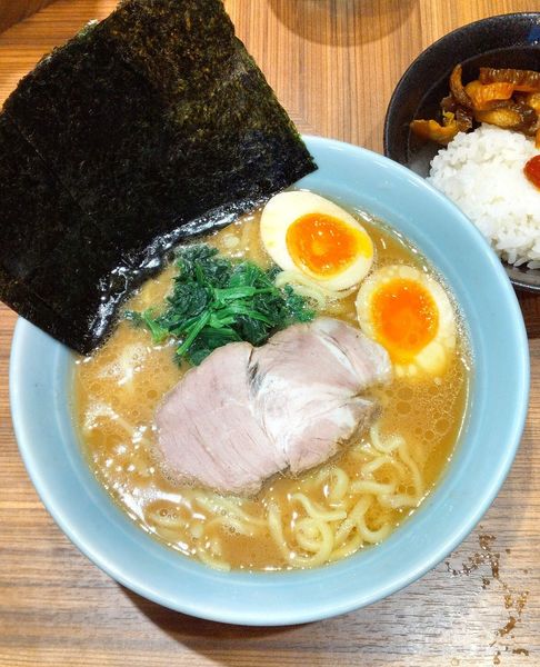 「ラーメン 700円＋海苔・味玉 各100円」@横浜らーめん渡来武 総本店の写真