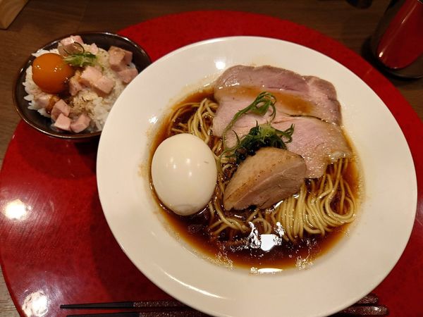 「鴨とカシスの味玉醤油RaMen 漬け卵黄チャーシュー丼」@RaMen TOMO TOKYOの写真